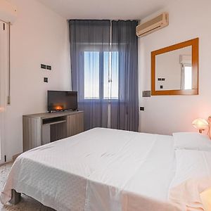 Beach Queen Room